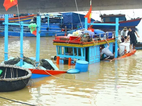 Một tàu cá của ngư dân Quảng Bình bị chìm trên sông Nhật Lệ