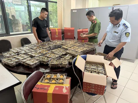 Thu giữ hơn 800 bánh trung thu nhập lậu tại Hà Nội