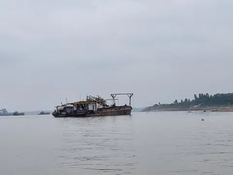 Hà Nội: Phát hiện 2 tàu hút cát có dấu hiệu khai thác trái phép