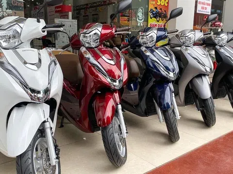 Giá niêm yết Honda Lead giữ nguyên trong tháng 7, song người mua vẫn phải trả thêm tới gần 10 triệu tại đại lý
