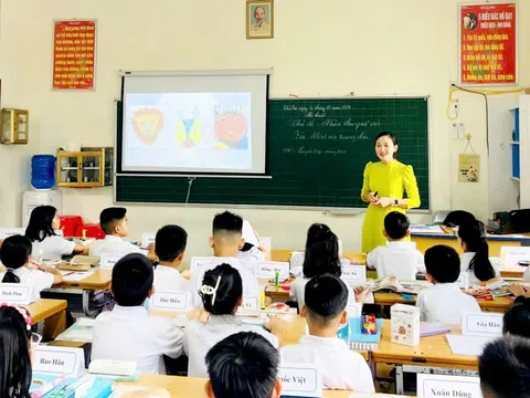 Dùng chung một bộ sách giáo khoa: Cần thiết nhưng không thể rập khuôn