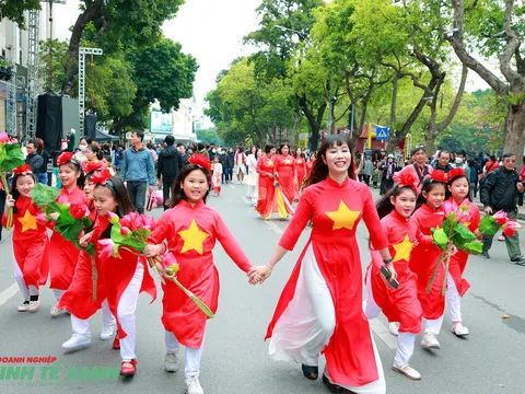 Rực rỡ sắc màu chương trình đồng diễn áo dài bên hồ Hoàn Kiếm