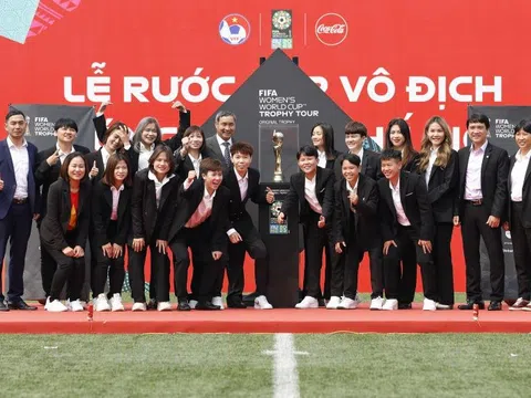 Việt Nam đón Cúp vàng World Cup Bóng đá nữ ghé thăm