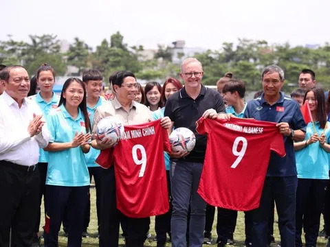 Thủ tướng Phạm Minh Chính cùng Thủ tướng Australia gặp gỡ Đội tuyển Nữ Việt Nam