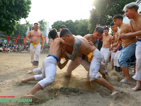 Tưng bừng khai hội vật cầu làng Thúy Lĩnh