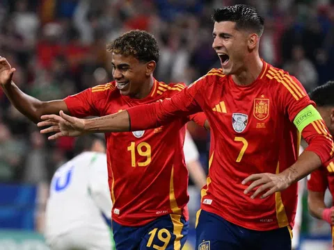 Tây Ban Nha giành vé đầu tiên vào vòng 1/8 ở bảng đấu tử thần