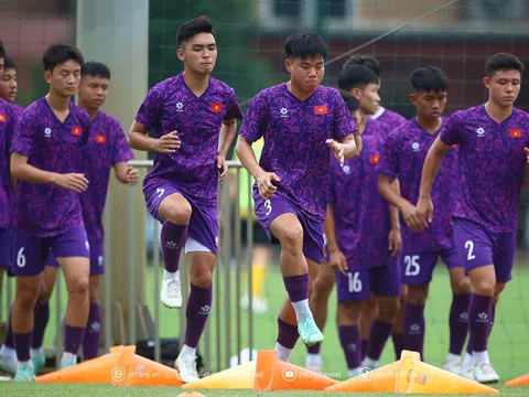 Các cầu thủ U17 Việt Nam nỗi lực tập luyện để chuẩn bị cho chuyến tập huấn tại Nhật Bản