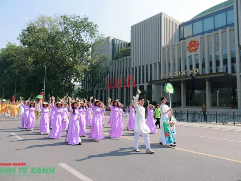 Hơn 1000 phụ nữ Hà Nội tham dự Carnaval Áo dài "Phụ nữ Thủ đô hội nhập và phát triển" năm 2024