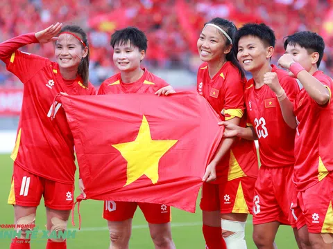 Tấm huy chương đồng là món quà tri ân cổ động viên bóng đá Việt Nam