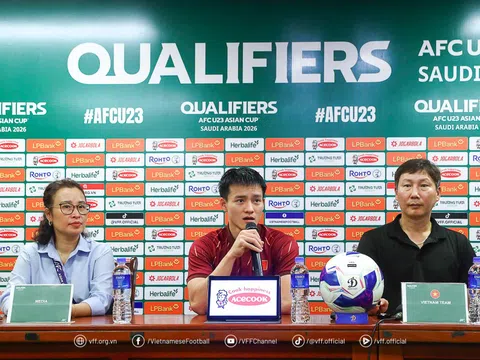 HLV Kim Sang Sik chúc mừng các học trò và tri ân người hâm mộ bóng đá nước nhà