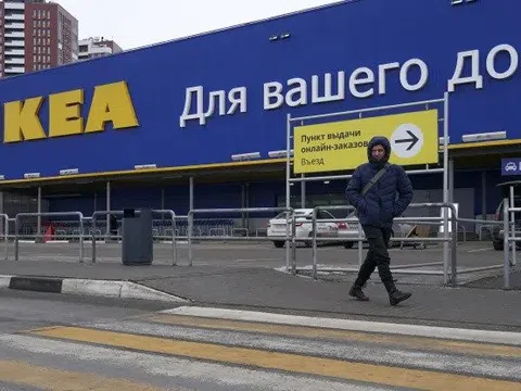 Sau McDonald's, Starbucks và IKEA rút khỏi thị trường Nga