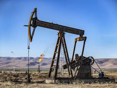 Giá xăng dầu hôm nay 17/10: Giá dầu thế giới lao dốc lịch sử, trong nước tăng nhẹ