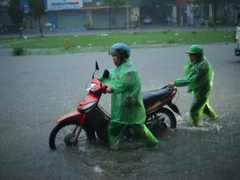 Người dân Thủ đô chật vật lội nước, đẩy xe giờ tan tầm