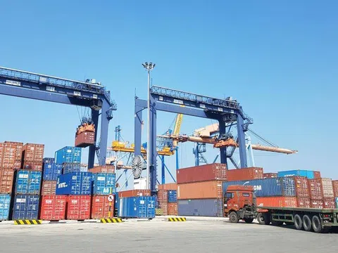 Hàng container qua cảng biển tiếp đà tăng trưởng hai con số