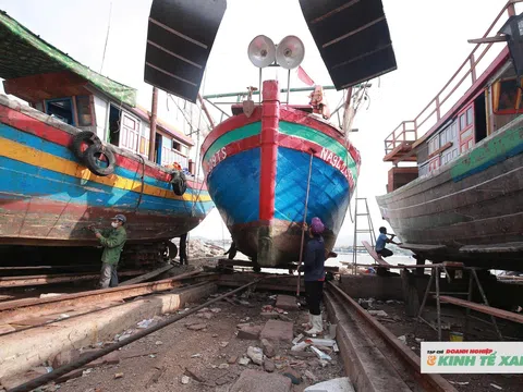 Nghề “bắt bệnh” cho những con tàu vươn khơi bám biển