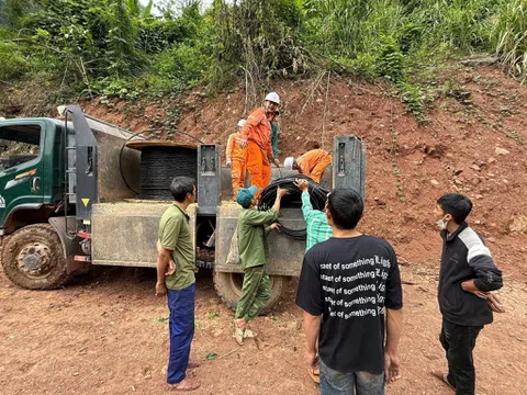 Điện lực Nghệ An và hành trình băng rừng, vượt suối, thắp sáng bản làng vùng lõm miền Tây xứ Nghệ