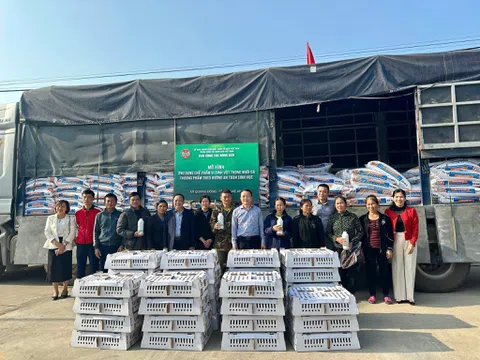 Nông dân Nghệ An được hỗ trợ gà, tiếp cận ứng dụng vi sinh vật trong chăn nuôi theo hướng an toàn sinh học