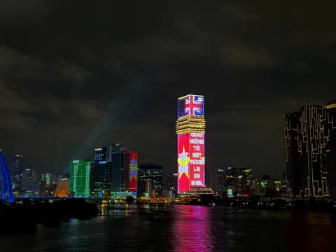 Tòa tháp Saigon Marina IFC rực sáng chào mừng đối tác chiến lược toàn diện Việt - Anh