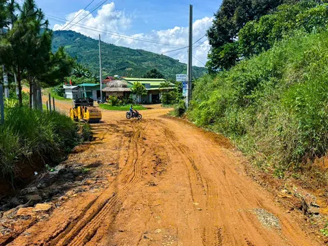 Lâm Đồng: Người dân góp tiền sửa đường sau nhiều năm xuống cấp