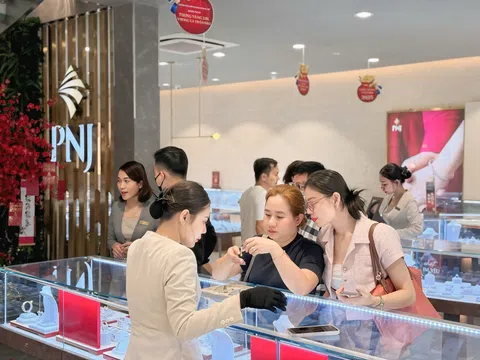 Hưởng ứng ngày vía Thần Tài, PNJ đón khách hàng sớm