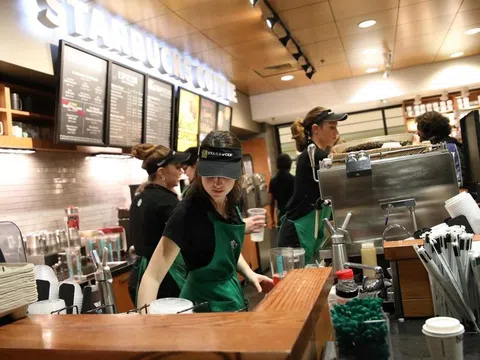 Starbucks sẽ tăng lương nhân viên ở Mỹ trong thời kỳ khủng hoảng thiếu lao động