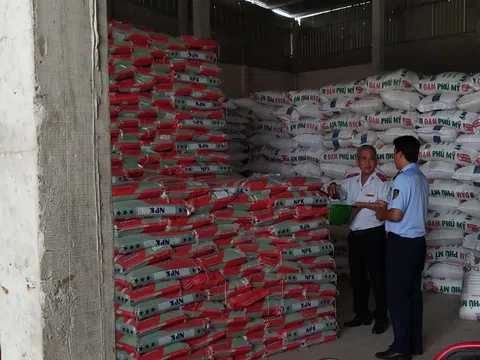 Phát hiện cơ sở kinh doanh 18 tấn phân bón vi phạm nhãn hàng hóa tại huyện Cai Lậy (Tiền Giang)