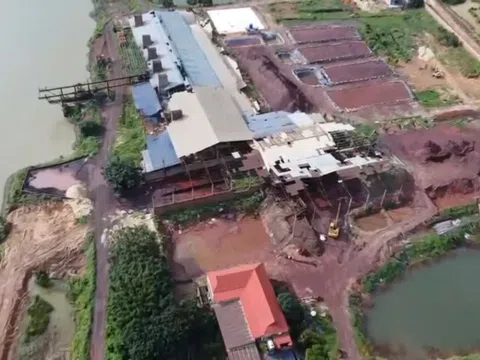 Khởi tố 3 đối tượng đổ hơn 900 tấn chất thải ra môi trường