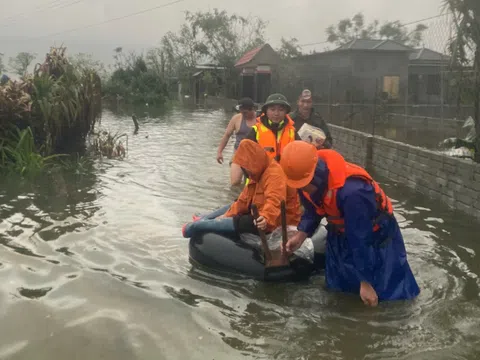 Hà Tĩnh: Mưa lớn gây ngập lụt, hàng trăm hộ dân được sơ tán đến nơi an toàn