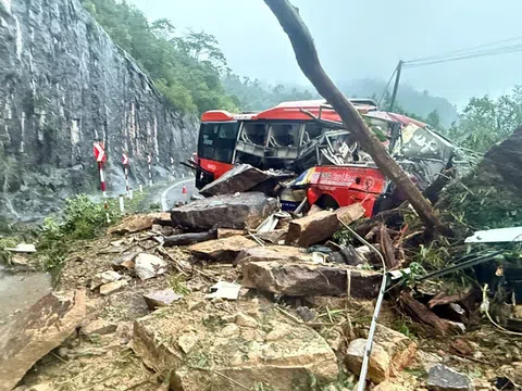 Sạt lở liên tiếp ở  đèo Khánh Lê: 6 người chết, hàng chục người mắc kẹt trong đêm