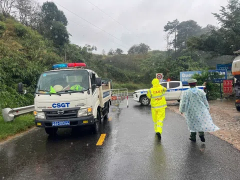 Cấm lưu thông đèo Sông Pha (Ngoạn Mục) từ trưa 19/11 do sạt lở nghiêm trọng