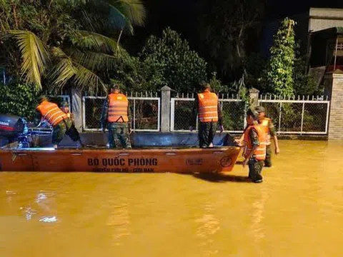 Xuyên đêm sơ tán hơn 2.000 dân khỏi rốn lũ Cát Tiên