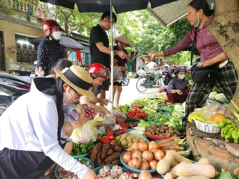 Hà Tĩnh: Nguồn cung dồi dào, người dân tăng mua sắm trước bão số 5