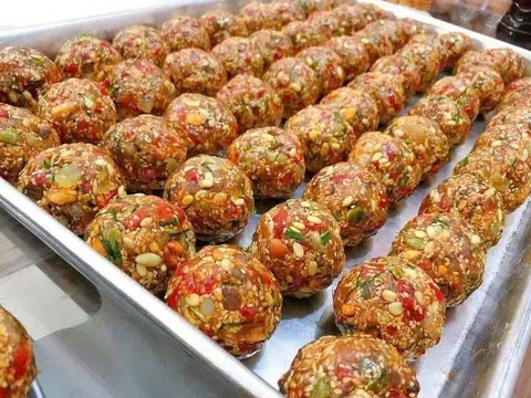 Bánh Trung thu “nhà làm” bày bán tràn ngập chợ mạng, nhiều sản phẩm “3 không”