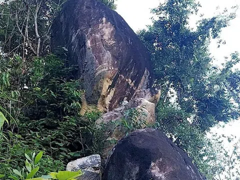 Quảng Ngãi: Nguy cơ khối đá nặng hàng chục tấn đổ sập, uy hiếp dân cư