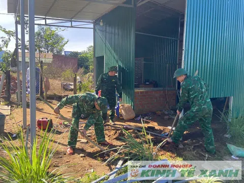 Đồn Biên phòng Ia Púch thần tốc giúp dân khắc phục hậu quả bão số 13