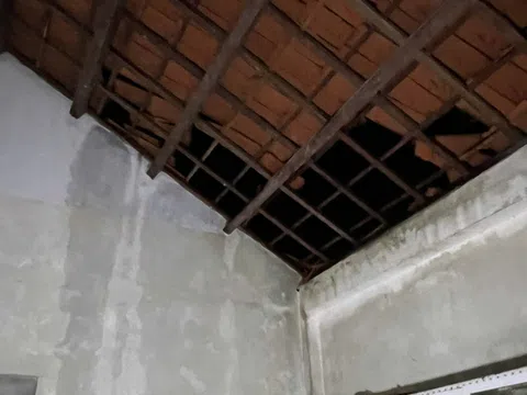 Đà Nẵng: Lốc xoáy xuất hiện lúc nửa đêm, hàng chục nhà dân bị tốc mái, hư hỏng