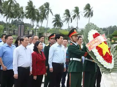 Chủ tịch nước Lương Cường dâng hương tri ân các Anh hùng Liệt sĩ tại Nghĩa trang Điện Bàn