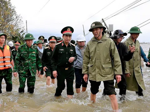 Đại tướng Phan Văn Giang động viên người dân vùng lũ Gia Lai, chỉ đạo lực lượng quân đội hỗ trợ tối đa