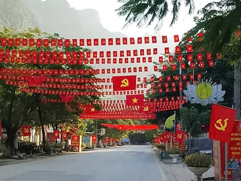 Cờ hoa rực rỡ, chào mừng Đại hội Đảng bộ tỉnh Tuyên Quang