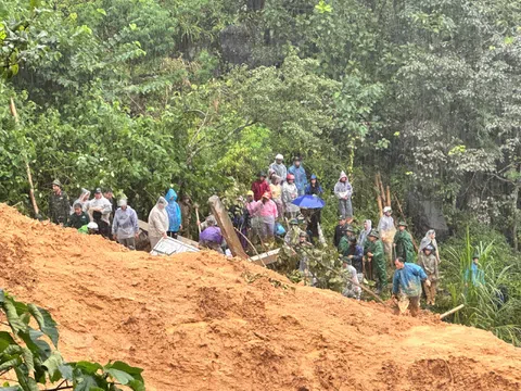 Tuyên Quang: Sạt lở đất cuốn trôi nhà dân, 4 người trong gia đình mất tích