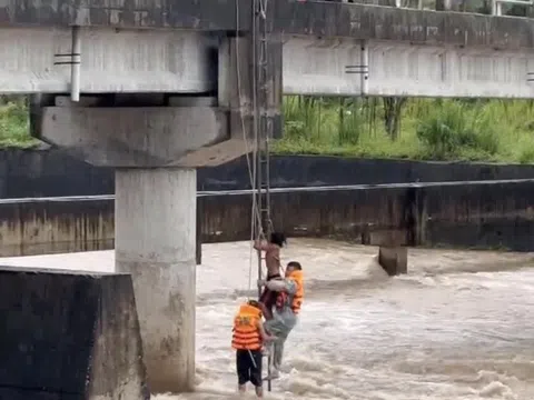 Nghẹt thở cảnh giải cứu người đàn ông mắc kẹt dưới gầm cầu khi lũ lên