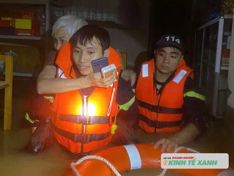 Trắng đêm cứu hộ, đưa người dân ra khỏi vùng ngập úng ở Tuyên Quang