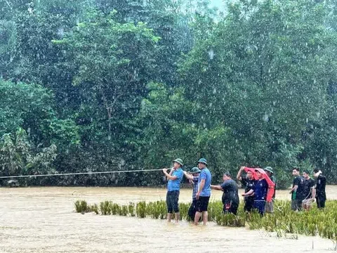 Kịp thời giải cứu 2 ông cháu mắc kẹt giữa dòng lũ