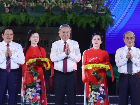Tổng Bí thư Tô Lâm dự khai mạc Lễ hội Làng Sen 2025 và khánh thành tượng đài "Bác Hồ về thăm quê"