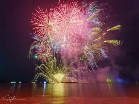 Phường Bãi Cháy “chơi lớn” bắn pháo hoa ba tối mỗi tuần để phục vụ khách du lịch