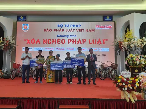 Báo Pháp luật Việt Nam trao quà an sinh tại Chương trình “Xoá nghèo pháp luật”