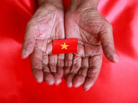 Tự hào  nghề may  cờ Tổ quốc thiêng liêng