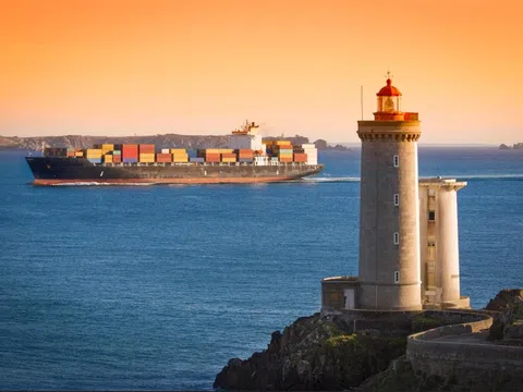 Vận tải biển toàn cầu trì hoãn thuế carbon dưới sức ép Mỹ