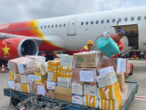 Vietnam Airlines và Vietjet chung tay hỗ trợ người dân vùng lũ