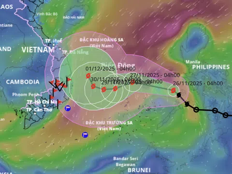 Koto trở thành tâm điểm Biển Đông khi liên tục mạnh lên và đổi hướng